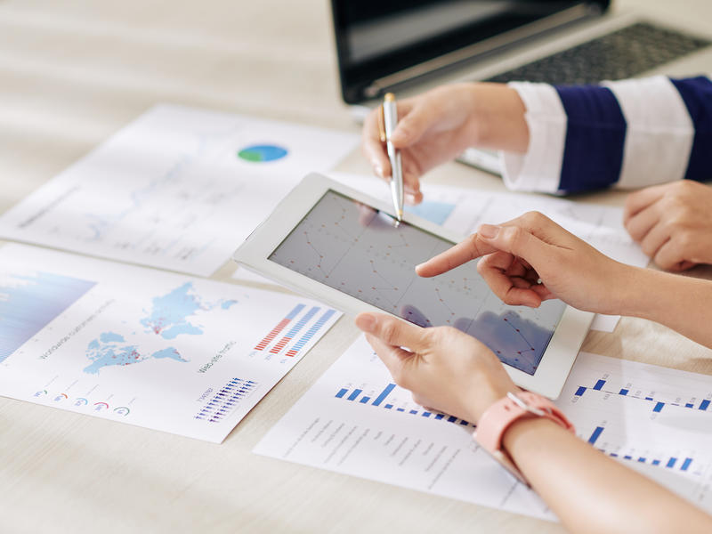 businesswomen working on annual report ncjyyme