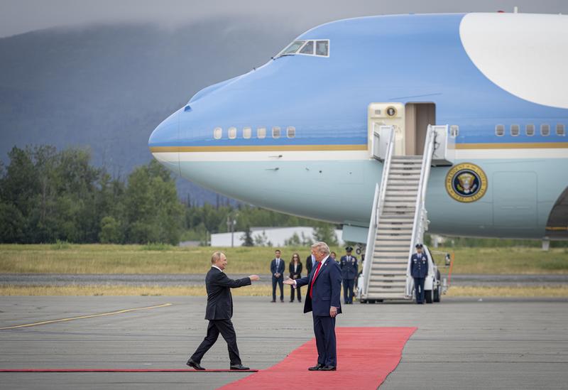 Trump, Putin Alaska Arrival (Benjamin D Applebaum, Public domain, via Wikimedia Commons)