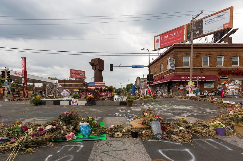 George Floyd memorial at the intersection of Chicago Ave and E 38th St in Minneapolis, Minnesota (Lorie Shaull from St Paul, United States, CC BY-SA 2.0 <https://creativecommons.org/licenses/by-sa/2.0>, via Wikimedia Commons)