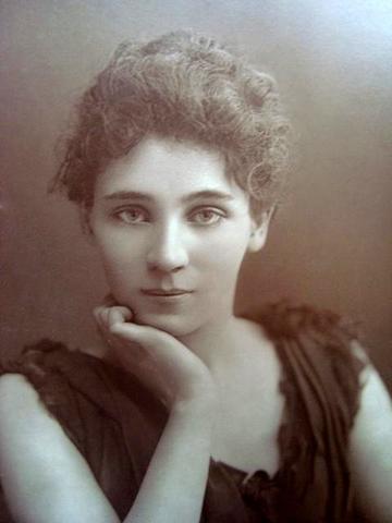 Elizabeth Robins by W&D Downey, c. 1890s