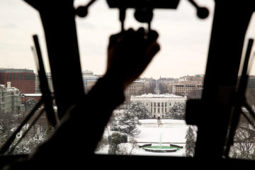 marine one helicopter approaching the white house
